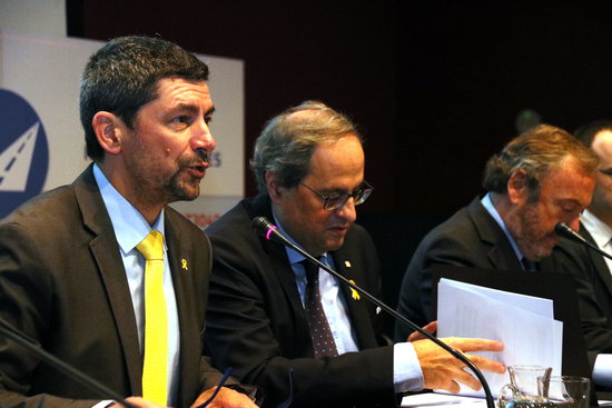 Barcelona Chamber of Commerce president Joan Canadell (left) and Catalan president Quim Torra (center) presenting the study on infrastructure deficit (by Lluís Sibils)